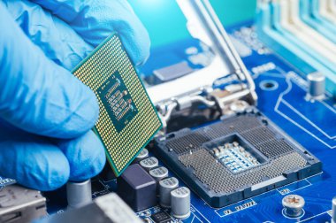 Teknisyen bilgisayarı tamir ediyor. bilgisayar, işlemci, anakart, donanım, onarım, güncelleme ve teknoloji kavramı.