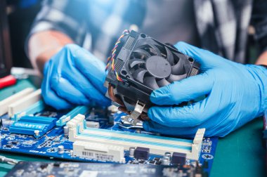 Teknisyen bilgisayarı tamir ediyor. bilgisayar, işlemci, anakart, donanım, onarım, güncelleme ve teknoloji kavramı.