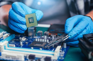 Teknisyen bilgisayarı tamir ediyor. bilgisayar, işlemci, anakart, donanım, onarım, güncelleme ve teknoloji kavramı.