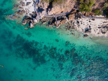Hava cenneti adası: turkuaz sular, altın kıyıları, bereketli palmiye ağaçları. arka plan, seyahat, yaz ve seyahat kavramı