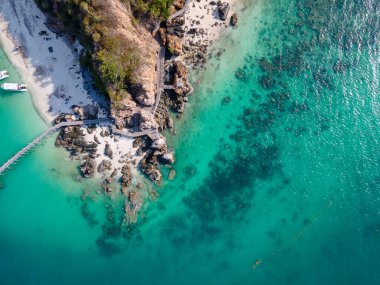 Hava cenneti adası: turkuaz sular, altın kıyıları, bereketli palmiye ağaçları. arka plan, seyahat, yaz ve seyahat kavramı