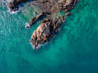 Hava cenneti adası: turkuaz sular, altın kıyıları, bereketli palmiye ağaçları. arka plan, seyahat, yaz ve seyahat kavramı