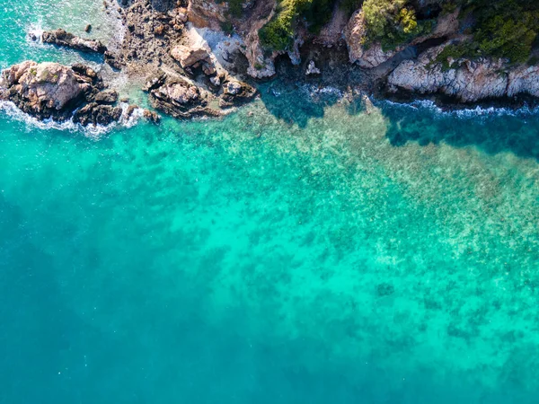 Hava cenneti adası: turkuaz sular, altın kıyıları, bereketli palmiye ağaçları. arka plan, seyahat, yaz ve seyahat kavramı