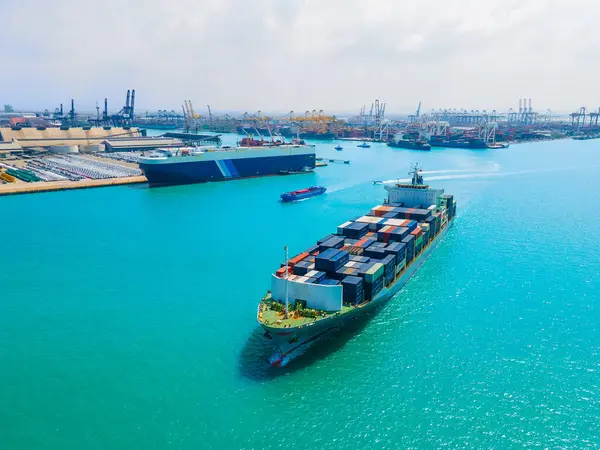 Gambar Memberikan Tampilan Udara Yang Menakjubkan Dari Pelabuhan Kapal Kargo — Stok Foto