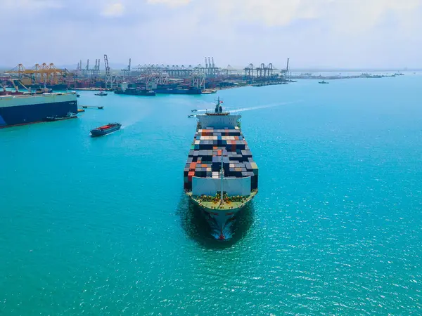 Gambar Memberikan Tampilan Udara Yang Menakjubkan Dari Pelabuhan Kapal Kargo Stok Gambar