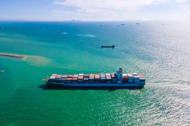 Görüntü çarpıcı bir şekilde kargo gemisinin limanını gösteriyor. Büyük gemilerin yanaştığı ve değerli kargolarını boşalttığı yer..