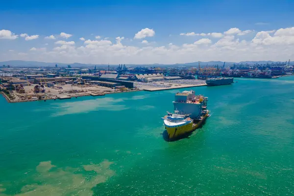 Gambar Memberikan Tampilan Udara Yang Menakjubkan Dari Pelabuhan Kapal Kargo Stok Foto Bebas Royalti