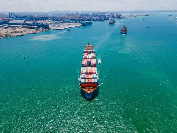 Das Bild Bietet Eine Atemberaubende Luftaufnahme Eines Geschäftigen Frachthafens Dem lizenzfreie Stockbilder