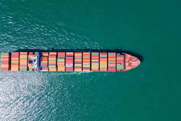 이미지는 번화한 항구의 전망을 제공하며 거대한 선박이 귀중한 화물을 내립니다 로열티 프리 스톡 사진