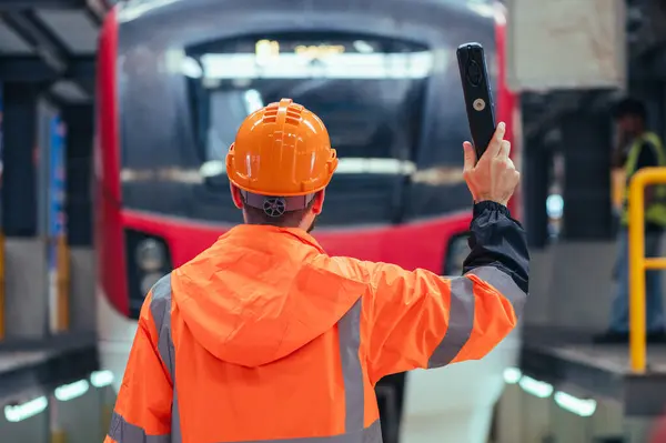 Mühendis Bir Tren Demiryolu Garajının Dinamik Ortamında Bakım Onarım Teftiş Stok Fotoğraf