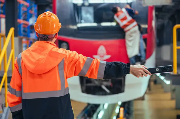 Mérnököt Vonat Vasúti Garázs Dinamikus Környezetében Fogják Amely Karbantartás Javítás Stock Kép