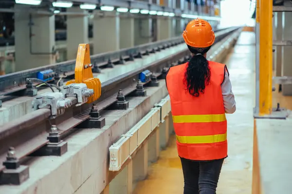 Ingénieur Est Capturé Dans Environnement Dynamique Train Garage Ferroviaire Immergé Photo De Stock