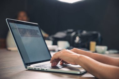 Boş bir defter, bir bilgisayar klavyesi ve çeşitli ofis malzemeleriyle süslenmiş beyaz bir ofis masasının üst görüntüsü. Bu düz konum, modern bir çalışma alanında yaratıcılığı ve verimliliği teşvik eden geniş bir kopya alanı sunar..