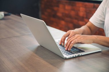 Boş bir defter, bir bilgisayar klavyesi ve çeşitli ofis malzemeleriyle süslenmiş beyaz bir ofis masasının üst görüntüsü. Bu düz konum, modern bir çalışma alanında yaratıcılığı ve verimliliği teşvik eden geniş bir kopya alanı sunar..