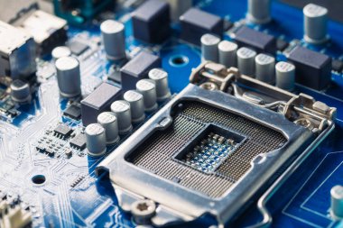 Teknisyen işlemciyi ana bilgisayarın prizine yerleştiriyor..