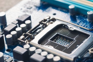 Teknisyen işlemciyi ana bilgisayarın prizine yerleştiriyor..