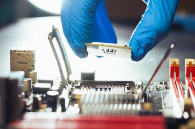Teknisyen işlemciyi ana bilgisayarın prizine yerleştiriyor..