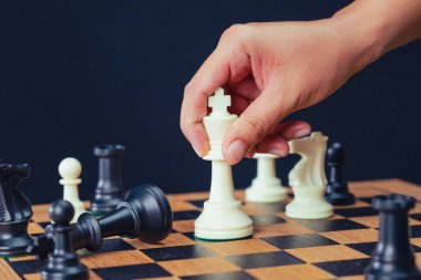 Satranç tahtası, şah mat 'ın belirleyici anını yakalar. İş ortamında stratejik bir zaferi sembolize eder. Görüntü stratejik planlama, eleştirel karar verme ve rekabetçi başarı temalarını iletir.