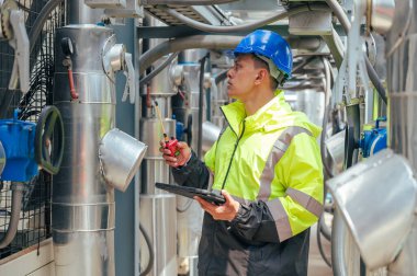 Bir inşaat projesi sırasında boru hattının bir bölümünü dikkatle inceleyen teknisyen, altyapı gelişimindeki güvenlik ve hassasiyeti vurguladı.