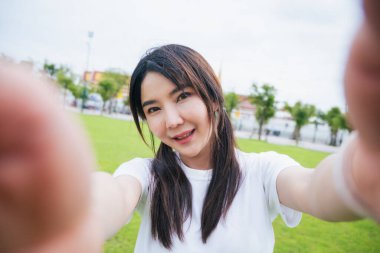 Güney Asyalı bir grup turist ellerinde harita tutarken ve yön ararken, ikonik Wat Phra Kaew tapınağı Bangkok, Tayland 'da tatil maceralarının tadını çıkarıyorlar..