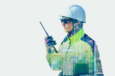 Mühendis düşüncesinin çifte pozlama görüntüsü şehir manzarası ile fotokopi alanı ile örtüşüyor. Mühendislik, inşaat, fütüristik ve sanayi kavramı.