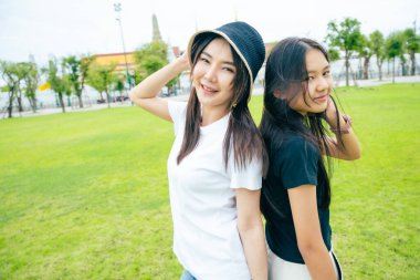 Güney Asyalı bir grup turist ellerinde harita tutarken ve yön ararken, ikonik Wat Phra Kaew tapınağı Bangkok, Tayland 'da tatil maceralarının tadını çıkarıyorlar..