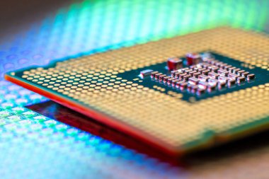 Yüksek teknolojili bir laboratuvarda bir işlemcinin Macro Stüdyo Çekimi. Bir laboratuvara yerleştirilen ve karmaşık yarı iletken tasarımını gösteren çok detaylı bir işlemci waffle 'ının makro çekimi..