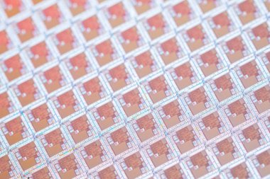 Yüksek teknolojili bir laboratuvarda bir işlemcinin Macro Stüdyo Çekimi. Bir laboratuvara yerleştirilen ve karmaşık yarı iletken tasarımını gösteren çok detaylı bir işlemci waffle 'ının makro çekimi..