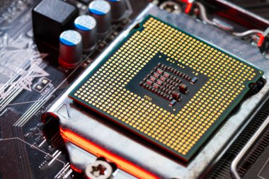 Yüksek teknolojili bir laboratuvarda bir işlemcinin Macro Stüdyo Çekimi. Bir laboratuvara yerleştirilen ve karmaşık yarı iletken tasarımını gösteren çok detaylı bir işlemci waffle 'ının makro çekimi..