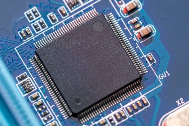 Yüksek teknolojili bir laboratuvarda bir işlemcinin Macro Stüdyo Çekimi. Bir laboratuvara yerleştirilen ve karmaşık yarı iletken tasarımını gösteren çok detaylı bir işlemci waffle 'ının makro çekimi..