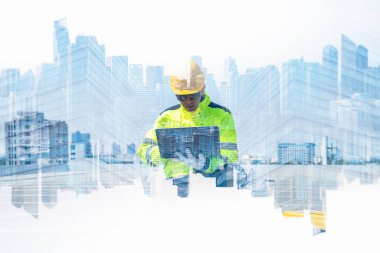 Mühendis düşüncesinin çifte pozlama görüntüsü şehir manzarası ile fotokopi alanı ile örtüşüyor. Mühendislik, inşaat, fütüristik ve sanayi kavramı.