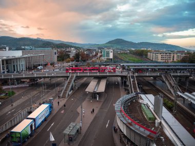 Freiburg im Breisgau, Almanya - 10 Ekim 2022: Freiburg im Breisgau, Almanya 'daki tren ve otobüs durağının sabah manzarası