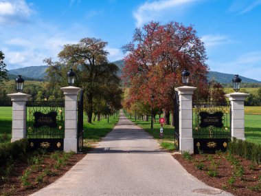 Hartmannswiller, Fransa - 10 Ekim 2022: Alsace, Fransa 'daki Domaine Ollwiller mülkünün giriş kapısı