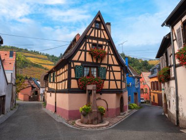 Niedermorschwihr, Fransa - 11 Ekim 2022: Alscace 'te yarı ahşap yapısı olan geleneksel tarihi ev