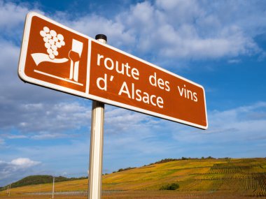 Fransa 'nın Alsace şehrindeki Route des Vins' in işareti. İngilizce çeviri: Alsace 'nin şarap rotası