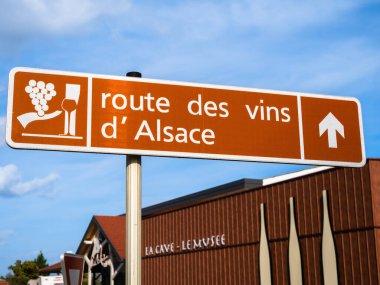 Fransa 'nın Alsace şehrindeki Route des Vins' in işareti. İngilizce çeviri: Alsace 'nin şarap rotası
