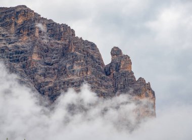 İtalya 'daki Dolomite dağlarında dramatik bulutlu bir sahne