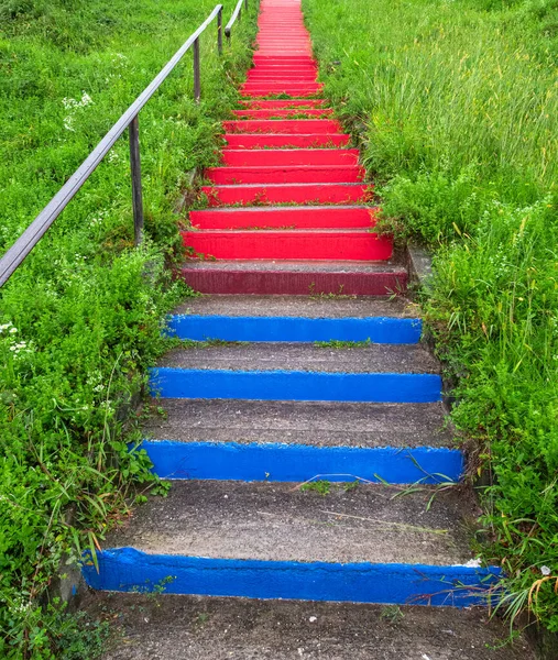Çayıra Tırmanan Kırmızı Mavi Renkli Taş Adımlar — Stok fotoğraf