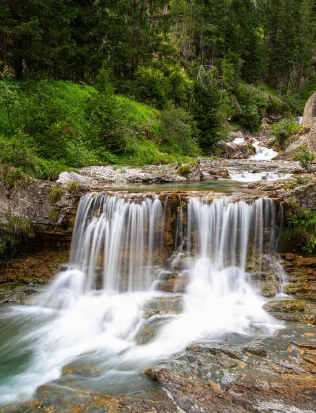 İtalya 'nın Sappada kentindeki Po Nehri üzerinde Idyllic şelalesi