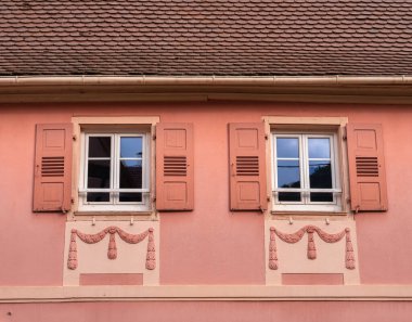 Alsace, Fransa 'da Gueberschwihr' de eski bir evin cephesi süslenmiş.