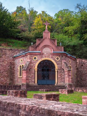 Gueberschwihr, Fransa - 11 Ekim 2022: Gueberschwihr 'deki Lourdes Leydisi Grotto. Bakire Meryem 'e adanmış bir şapel tepenin eteklerine inşa edildi, 1880 civarında, kilise çevresine..