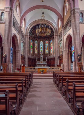 Gueberschwihr, Fransa - 11 Ekim 2022: Saint-Pantaleon Katolik Kilisesi 1882 'nin sonlarına doğru Roma İmparatorluğu' nun kutsal bir binasıdır.