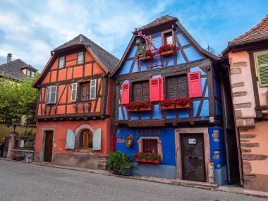 Niedermorschwihr, Fransa - 11 Ekim 2022: Alsace 'deki geleneksel eski evlerin güzel renkli cepheleri.