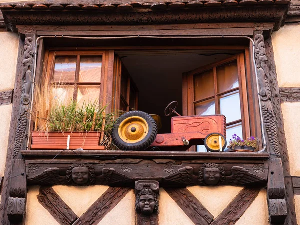Riquewihr Francia Octubre 2022 Modelo Tractor Rojo Ventana Casa Tradicional — Foto de Stock