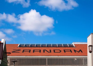 Zaandam, Hollanda 'daki tren istasyonunun turuncu çatısındaki Zaandam kasabasının adı.