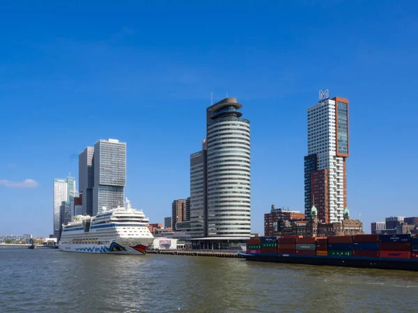 Rotterdam Hollandia 2022 Április Aida Turistahajó Rotterdami Felhőkarcolók Mellett Horgonyoz — Stock Fotó