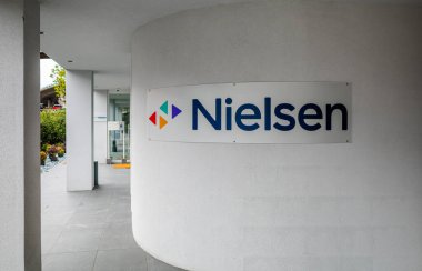 Lugano, İsviçre - 1 Ekim 2022: Nielsen, İsviçre 'de medyanın geleceğini şekillendiren ölçüm, veri ve analizde bir dünya lideridir..