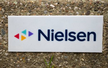Lugano, İsviçre - 1 Ekim 2022: Nielsen, İsviçre 'de medyanın geleceğini şekillendiren ölçüm, veri ve analizde bir dünya lideridir..