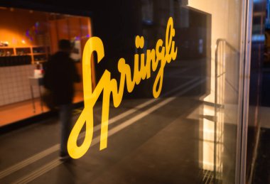 Zürih, İsviçre - 1 Ekim 2022: Lindt and Sprungli AG, İsviçre merkezli uluslararası çikolata üreticisi..