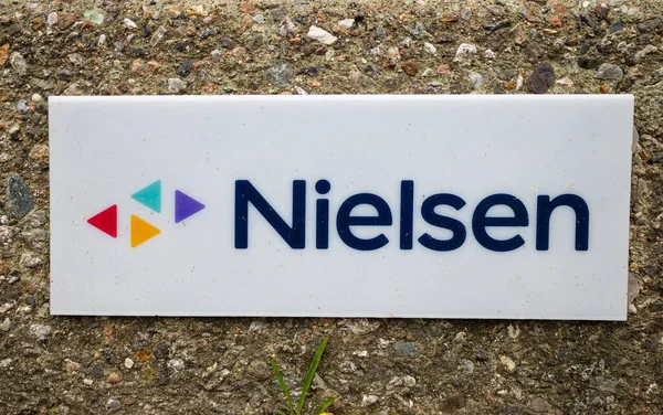 Lugano, İsviçre - 1 Ekim 2022: Nielsen, İsviçre 'de medyanın geleceğini şekillendiren ölçüm, veri ve analizde bir dünya lideridir..